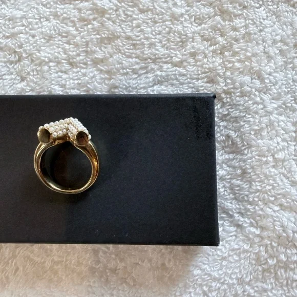 Louis Vuitton Gold and Faux Pearl V Ring - Picture 2 of 4